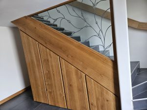 Une optimisation de l'espace avec ces meubles en chêne sous escaliers. Réalisation de Menuiserie Calvano