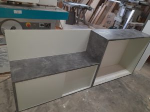 création d'un meuble blanc sur mesure pour satisfaire une commande d'un particulier.