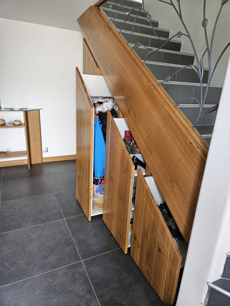 Optimisation de l'espace avec cette réalisation sur mesure de meubles sous escaliers. Une réalisation Menuiserie Calvano